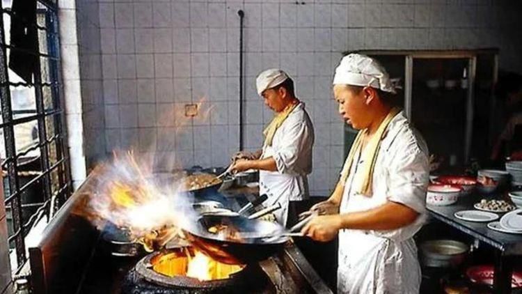 栓子娘一般般，也没有打骂我，还叫我跟丑八怪好好过日子呢。